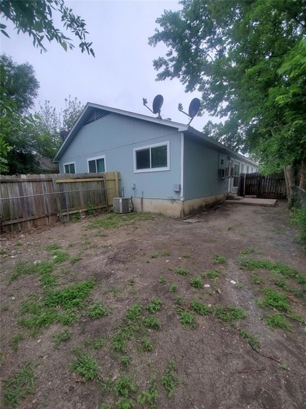 Building Photo - 6909 Hyland Cir