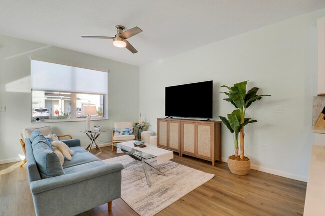 Building Photo - 5719 SE Edgewater Cir