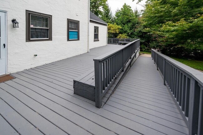 Building Photo - 1122 Lower Ferry Rd