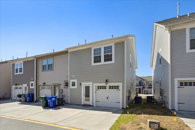 Building Photo - Huntington Pointe