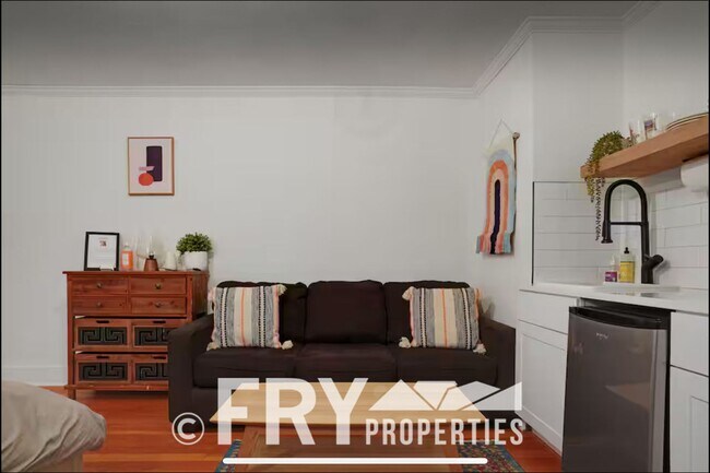 Building Photo - Classic Bungalow in Amazing Location with ...
