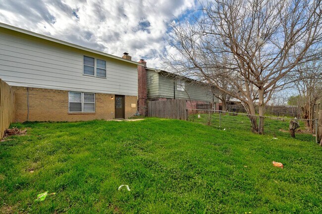 Building Photo - 3 bedroom 2.5 bath - NW Highway and Rockwell