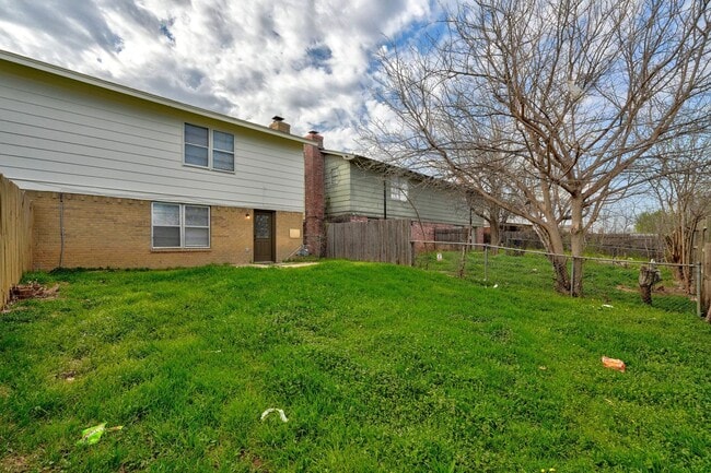 Building Photo - Coming Soon! - 3 bedroom 2.5 bath