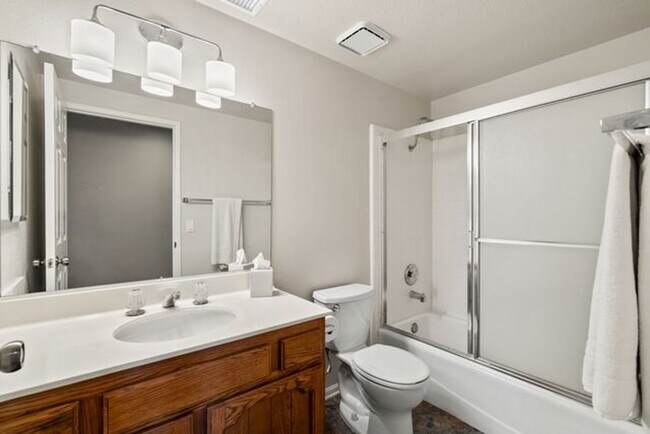 Building Photo - Top Floor Harbor View Condo 2 bed-2 bath