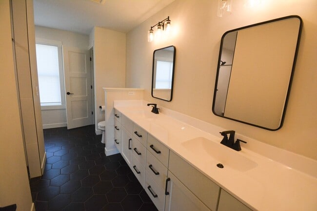 Building Photo - Stunning 5 Bed, 3.5 Bath Luxury Home for R...