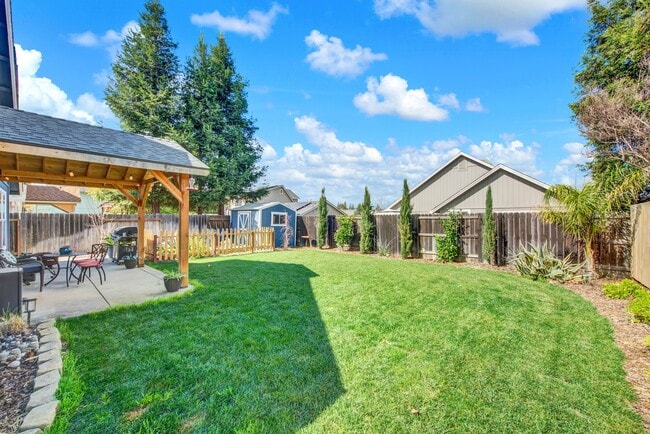 Building Photo - 209 White Oak Ln