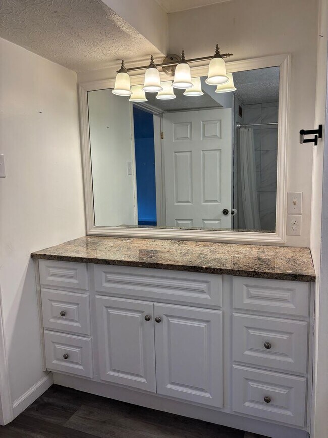 Building Photo - Charming single family home on a cul-de-sac that accepts vouchers