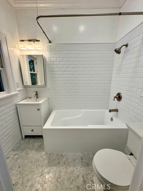 Building Photo - 1325 E Altadena Dr