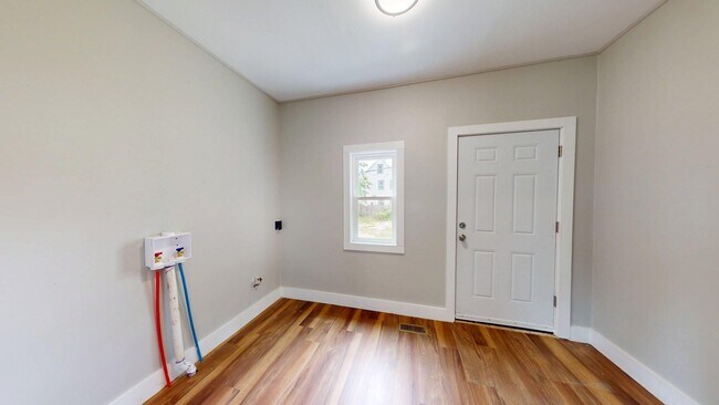 Building Photo - Madison/West Blvd neighborhood: 3 bedroom/1 bath single family home.