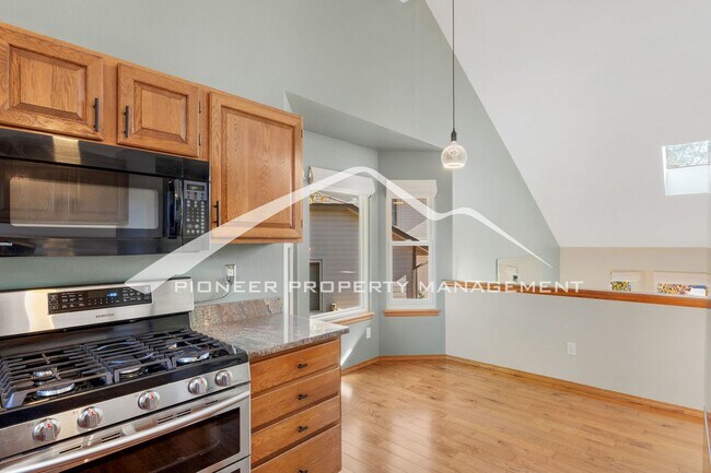 Building Photo - Beautiful 4 bedroom home with Stunning Col...