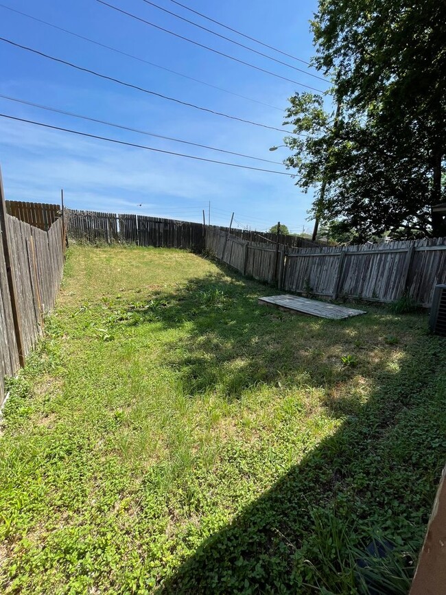Building Photo - 2626 Gwendolyn Ln