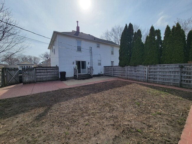 Building Photo - 321 W 5th St