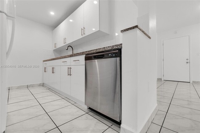 Building Photo - 9354 SW 77th Ave