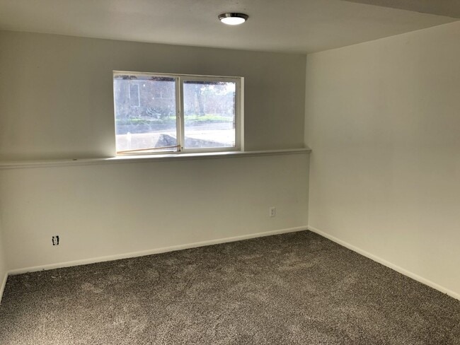 Building Photo - HUGE 6 bed 2 bath fully remodeled Kearns home is a MUST SEE!!