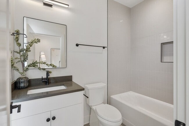 Building Photo - Stunning End Unit Townhome in Salemtown