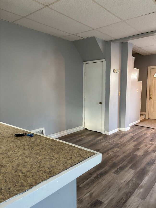 Building Photo - 2 Bedroom 1 Bath (Duplex)