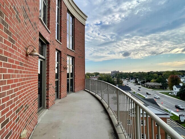 Building Photo - 520 S Washington St