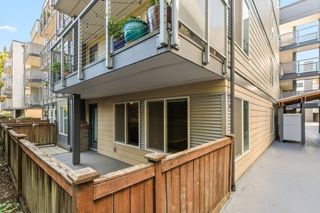 Building Photo - Bright Beacon Hill Condo in Secure Gated C...