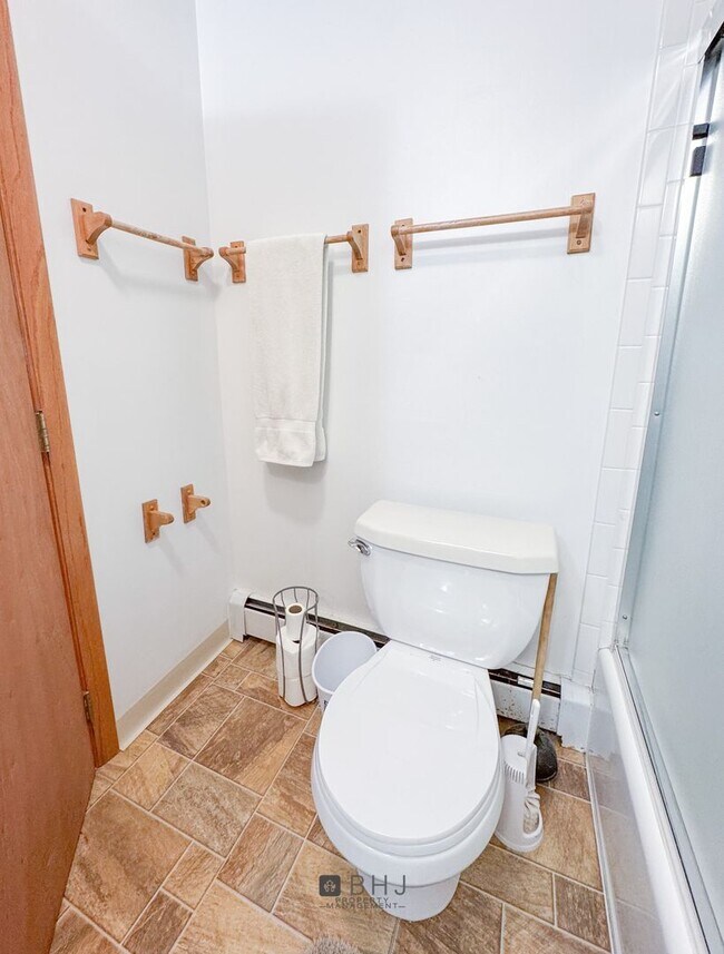 Building Photo - SHORT TERM 6 MONTH ONLY - Dog Friendly 3 b...