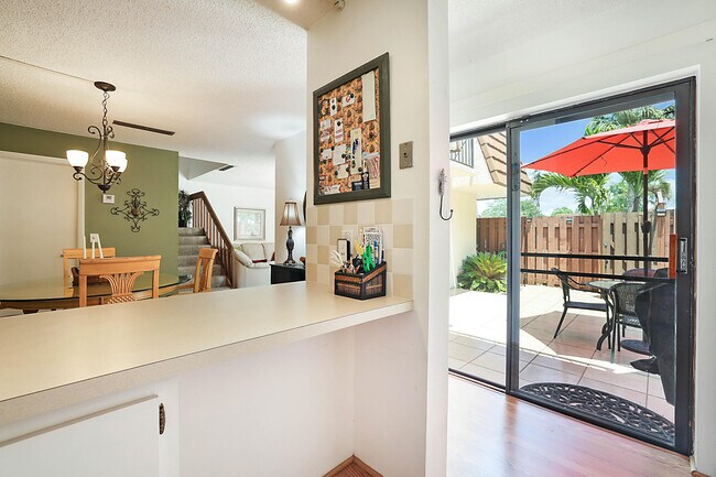 Building Photo - 825 Center St