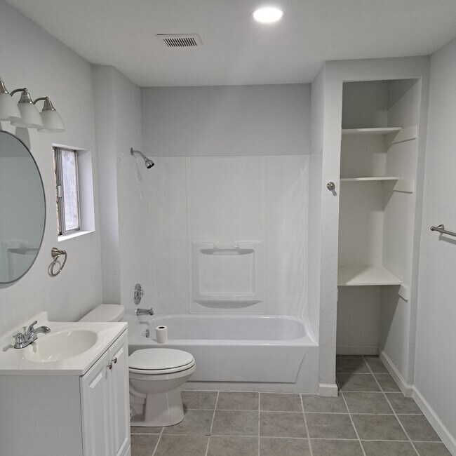 Building Photo - 423 Ellana Claire Ct