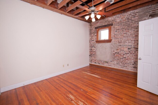 Building Photo - Market Olive 204