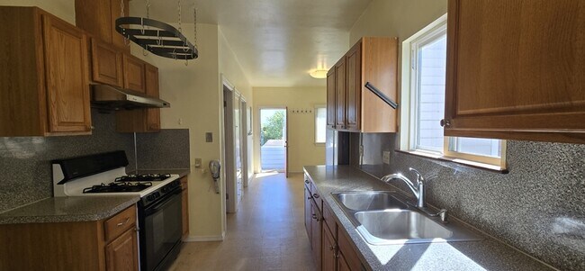 Building Photo - 2806 18th Ave S