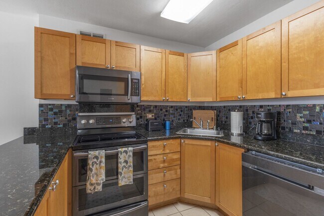 Building Photo - Heart of Waikiki | Kitchen | Free Parking ...