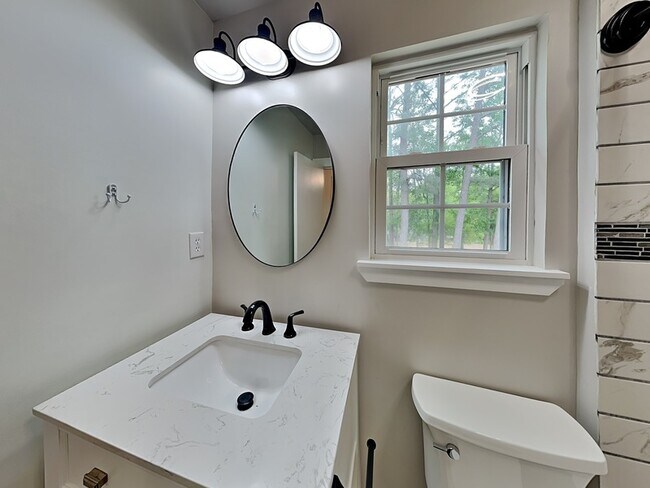 Building Photo - 4418 Englewood Rd