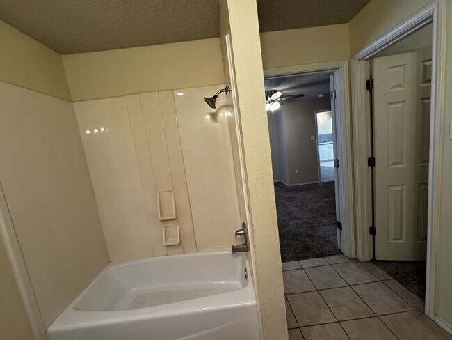 Building Photo - Beautiful Duplex with a Basement!