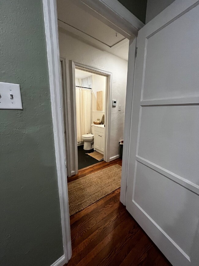 Building Photo - Gorgeous updated 2 bedroom in Perrymont/Sandusky with off street parking.