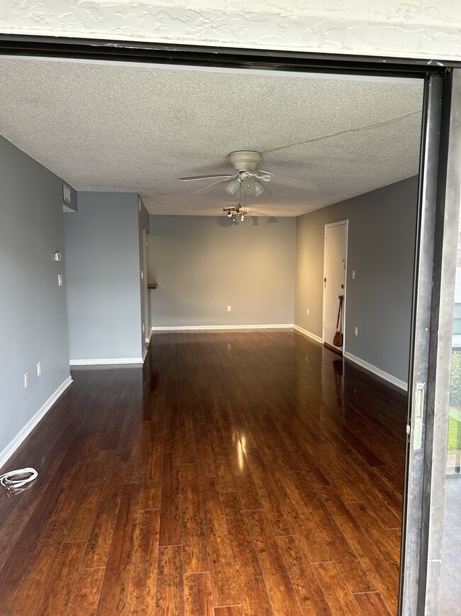 Living room / diningroom - 2700 N Highway A1A