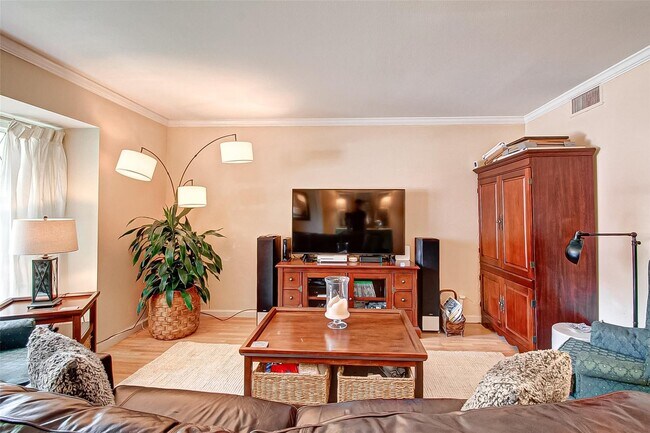 Building Photo - 6332 Chevy Chase Dr