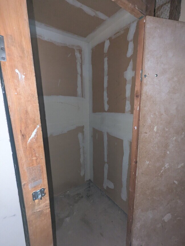 Building Photo - Available Now!  "Spacious 3-Bed, 2-Bath Co...