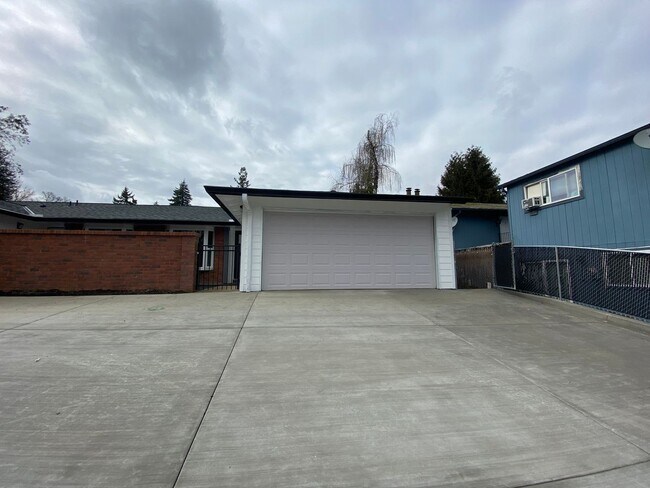 Building Photo - MM1253-B*