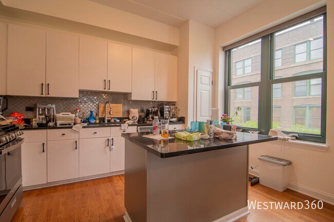 Building Photo - 1301 W Washington-401