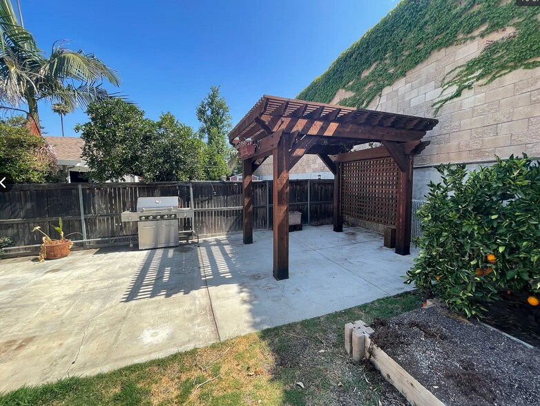 Building Photo - 283 N Highland St