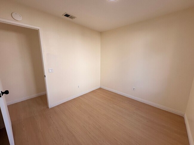 Building Photo - Rancho Cucamonga Gem – Stylish Single-Stor...
