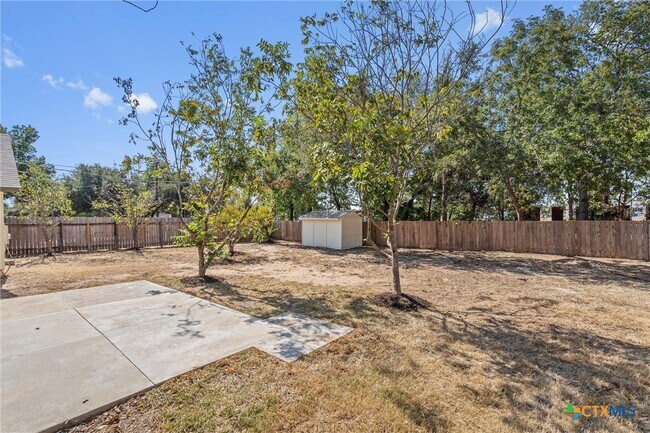 Building Photo - 101 N Kings Canyon Dr