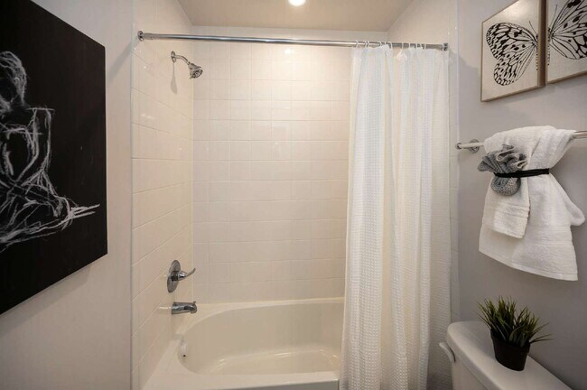 Building Photo - Spacious 3-Bedroom Rental in Sought-After ...