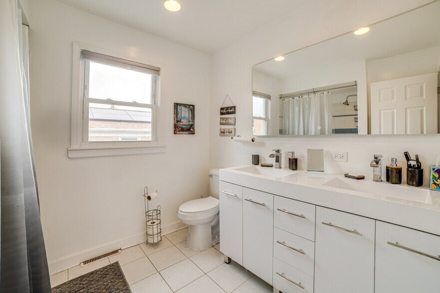 Building Photo - 737 E 157th Pl