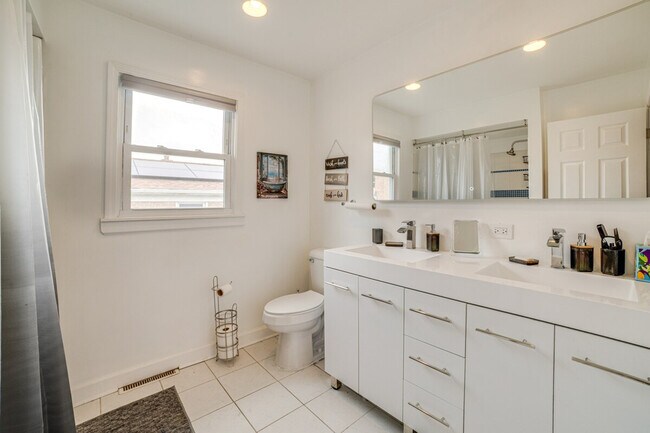 Building Photo - 737 E 157th Pl