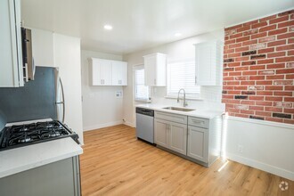 Building Photo - Spacious 1/1 Located in Central Torrance