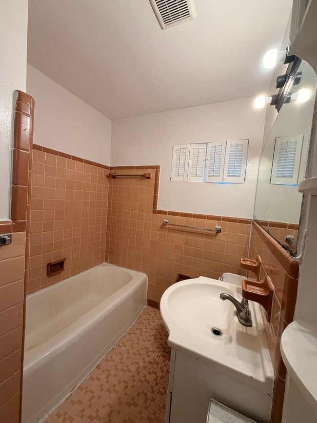 Building Photo - Brick 3/1.5 House in West Rome- $1,250