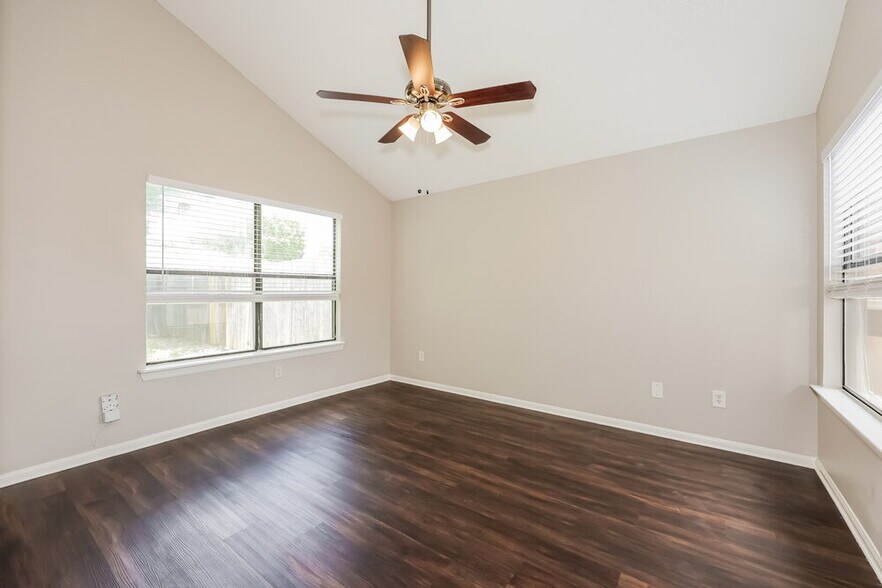 Building Photo - 4747 Poppy Dr E