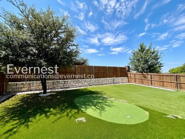 Building Photo - 4 Bed/2 Bath Home with Garage & Fenced Yard / Pet-Friendly / Available Now!