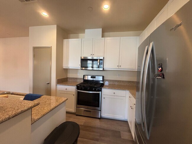 Building Photo - *** $500 Move in special if lease is signe...