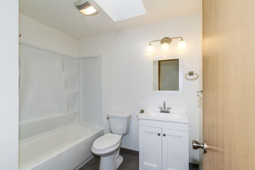 Building Photo - Maple Leaf 2-story 3 bed/2.5 bath with deck and garage available now for $3795!