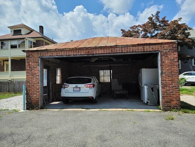 Building Photo - 27 Noble St