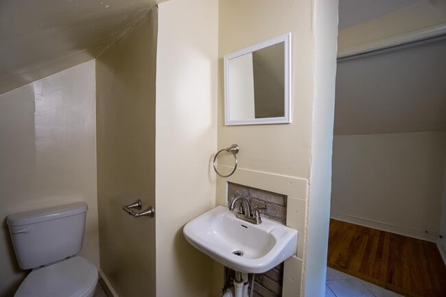Building Photo - Available 8/1/26 - Spacious Three Floor Si...